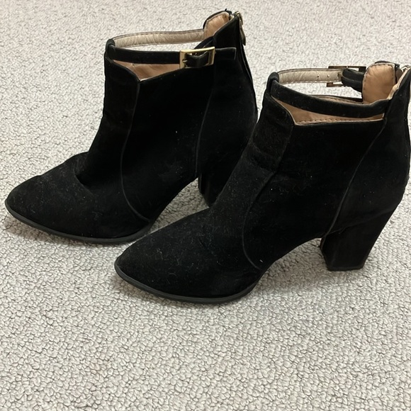 Women Buckle Decor Point Toe Chunky Heeled Fashion Boots - Picture 5 of 6